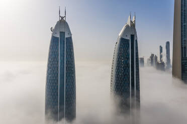 Luftaufnahme der nebligen Twin Park Towers in Dubai, Vereinigte Arabische Emirate. - AAEF11196