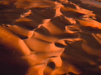 Abstrakte Luftaufnahme von Sanddünen in Abu Dhabi, Vereinigte Arabische Emirate. - AAEF11206