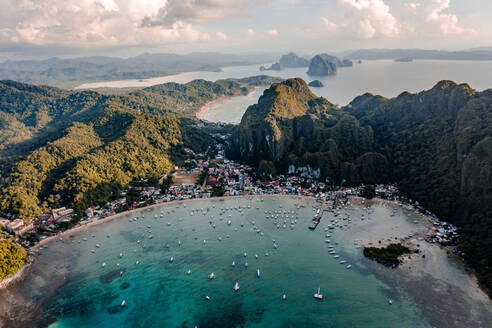 Luftaufnahme eines kleinen Dorfes in der Bucht von El Nido auf den Philippinen. - AAEF11217