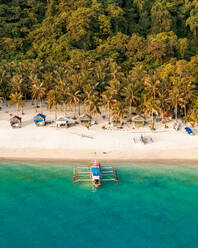 Luftaufnahme eines Ausleger-Fischerboots am Sandstrand, El Nido, Philippinen. - AAEF11240