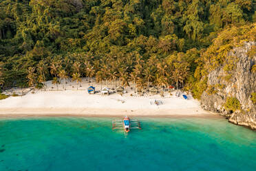 Luftaufnahme eines Ausleger-Fischerboots am Sandstrand, El Nido, Philippinen. - AAEF11241