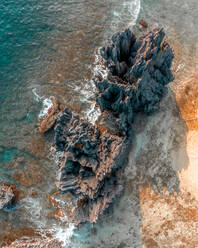 Luftaufnahme von scharfkantigen Kalksteinfelsen in der Bucht von El Nido, Philippinen. - AAEF11246