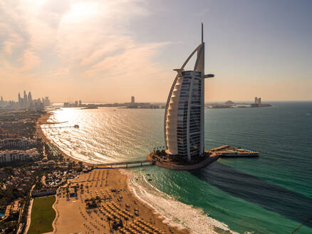 Luftaufnahme des Luxushotels Burj Al Arab mit einem schönen Strand im Vordergrund mit Blick auf den Persischen Golf, Dubai, Vereinigte Arabische Emirate. - AAEF11268