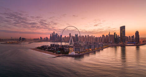 Panorama-Luftaufnahme der Skyline von Dubai bei Sonnenuntergang mit Ain Dubai im Vordergrund, dem größten Riesenrad der Welt, Dubai, Vereinigte Arabische Emirate. - AAEF11274