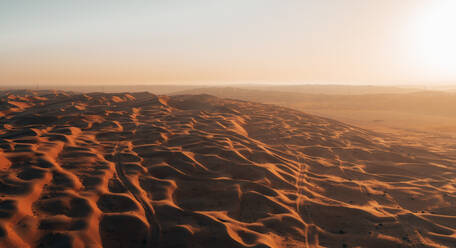 Panoramablick aus der Luft auf Wüstensanddünen bei Sonnenuntergang in Al Mirays westlicher Region, Abu Dhabi, Vereinigte Arabische Emirate. - AAEF11277