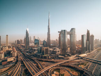 Luftaufnahme des Burj Khalifa-Gebäudes und der Skyline von Dubai mit einer belebten Straßenkreuzung im Vordergrund, Dubai, Vereinigte Arabische Emirate. - AAEF11278