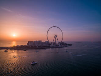 Luftaufnahme von Ain Dubai, dem größten Riesenrad der Welt, bei Sonnenuntergang mit vielen Motorbooten auf dem Persischen Golf, Dubai, Vereinigte Arabische Emirate. - AAEF11280