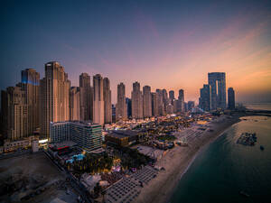 Luftaufnahme des Hafens von Dubai mit der Skyline des Stadtzentrums im Hintergrund bei Sonnenuntergang, Dubai, Vereinigte Arabische Emirate. - AAEF11282