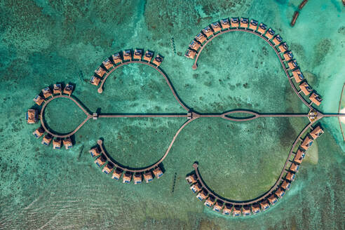 Luftaufnahme eines Luxusresorts auf einem Atoll mitten im Ozean, Alif Alif, Malediven. - AAEF11289