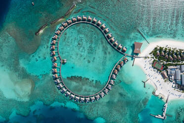 Luftaufnahme des touristischen Bungalows eines Luxus-Resorts, der im Ozean auf dem Atoll Alifu Dhaalu, Alif Alif, Malediven, schwimmt. - AAEF11290