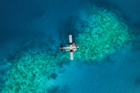 Luftaufnahme eines Wasserflugzeugs, das am Riff im Indischen Ozean in der Nähe des Alifu Dhaalu Atolls, Alif Alif, Malediven, vor Anker liegt. - AAEF11305