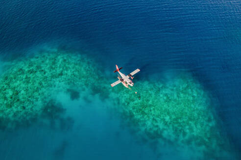 Luftaufnahme eines Wasserflugzeugs, das am Riff im Indischen Ozean in der Nähe des Alifu Dhaalu Atolls, Alif Alif, Malediven, vor Anker liegt. - AAEF11306