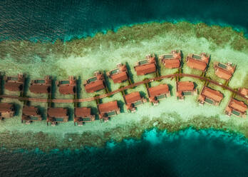 Luftaufnahme eines touristischen Bungalows von einem Luxusresort auf dem Kaafu-Atoll bei Mal√©, Malediven. - AAEF11333