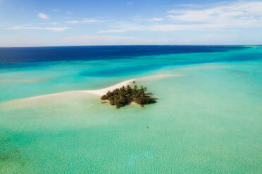 Luftaufnahme der kleinen Insel Erruh Huraa mit grüner Vegetation im Kaafu-Atoll, Mal√©, Malediven. - AAEF11343