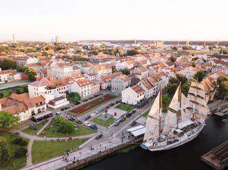 Luftaufnahme der Altstadt und der Barquentine Meriadianas in Klaipƒóda, Litauen - AAEF11353