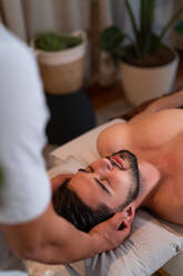 Von oben anonyme Ernte Masseur tun Thai-Massage für männliche Kunden in modernen Spa-Salon - ADSF27981