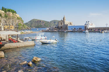 Marina Corta Hafen, Lipari Stadt, Insel Lipari, Äolische Inseln, UNESCO Weltkulturerbe, Sizilien, Italien, Mittelmeer, Europa - RHPLF20425