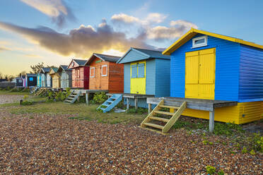 Bunte Strandhütten am Kieselstrand bei Sonnenaufgang, Whitstable, Kent, England, Vereinigtes Königreich, Europa - RHPLF20442