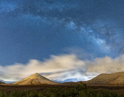 Milchstraße am Nachthimmel über dem Berg Montana del Fronton, La Oliva, Fuerteventura, Kanarische Inseln, Spanien, Atlantik, Europa - RHPLF20448