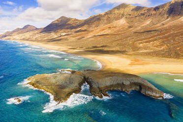 Luftaufnahme der Insel El Islote im kristallklaren Meer am Strand von Cofete, Jandia, Fuerteventura, Kanarische Inseln, Spanien, Atlantik, Europa - RHPLF20450