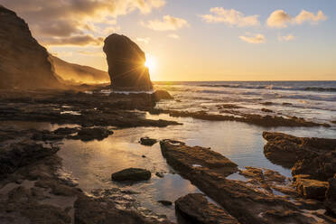 Goldener Sonnenuntergang über dem riesigen Monolithen des Roque Del Moro, Strand von Cofete, Naturpark Jandia, Fuerteventura, Kanarische Inseln, Spanien, Atlantik, Europa - RHPLF20452