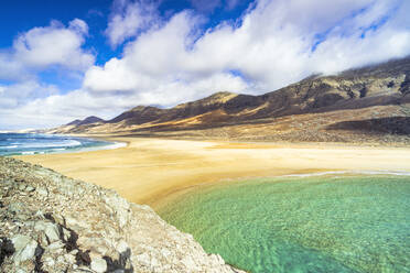 Beide Seiten des kristallklaren Ozeans von der kleinen Insel El Islote aus gesehen, Strand von Cofete, Halbinsel Jandia, Fuerteventura, Kanarische Inseln, Spanien, Atlantik, Europa - RHPLF20453