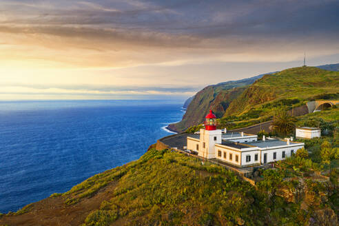 Leuchtturm Ponta do Pargo bei Sonnenuntergang, Calheta, Madeira, Portugal, Atlantik, Europa - RHPLF20461