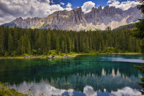Latemargebirge, das sich im Karersee im Sommer spiegelt, Südtirol, Dolomiten, Italien, Europa - RHPLF20495