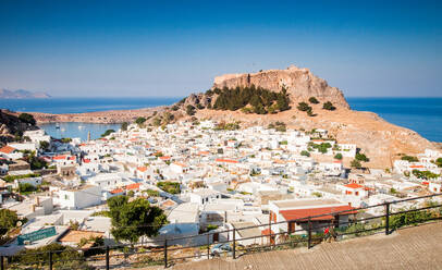 Blick über Lindos Stadt, Rhodos, Dodekanes, Griechische Inseln, Griechenland, Europa - RHPLF20496