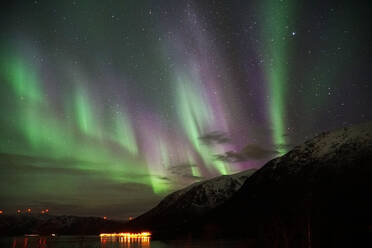 Spektakuläre grüne und rosa Nordlichter in Tromso - ADSF28152