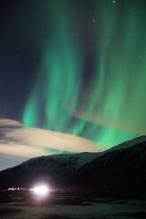 Spektakuläre grüne und rosa Nordlichter in Tromso - ADSF28155