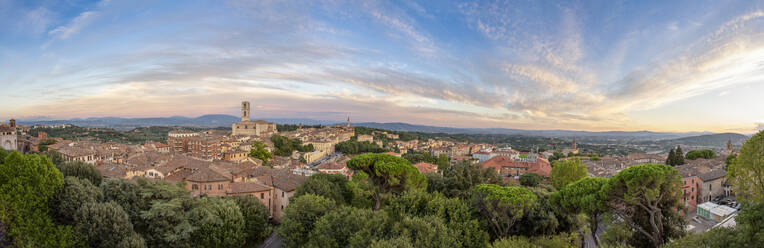 Italien, Provinz Perugia, Perugia, Panoramablick auf Wolken über der historischen Altstadt in der Abenddämmerung - MAMF01934