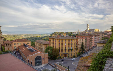 Italien, Provinz Perugia, Perugia, Wolken über der Altstadt mit der Basilika San Domenico im Hintergrund - MAMF01935