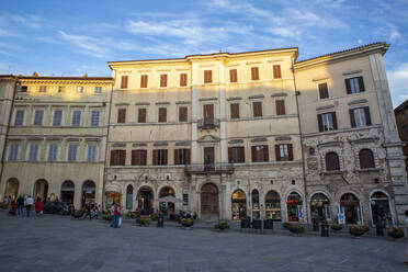 Italien, Provinz Perugia, Perugia, Platz Piazza IV Novembre in der Abenddämmerung - MAMF01939