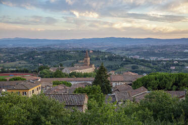 Italien, Provinz Perugia, Perugia, Blick auf den von Hügeln umgebenen Stadtrand in der Abenddämmerung - MAMF01941