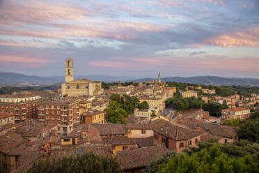 Italien, Provinz Perugia, Perugia, Wolken über der Altstadt in der Abenddämmerung mit der Basilika San Domenico im Hintergrund - MAMF01944