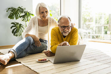 Älteres Paar benutzt Laptop zu Hause - UUF24103