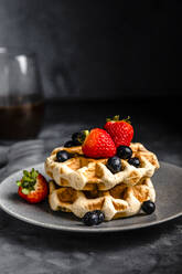 Teller mit frischen Waffeln mit Erdbeeren und Heidelbeeren - FLMF00616