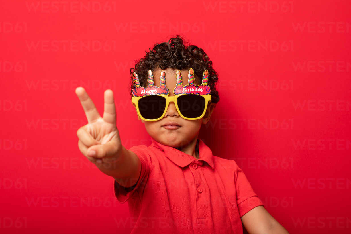 Geste lizenzfreies Cooles im Kind rotem Stockfoto zeigt Sonnenbrille Frieden Happy Studio, auf Birthday Hintergrund helle trägt