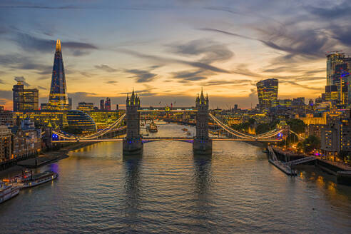 Luftaufnahme der Londoner Brücke über die Themse bei Sonnenuntergang, Vereinigtes Königreich. - AAEF11362