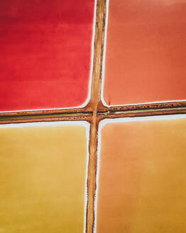 Luftaufnahme der roten und orangefarbenen Salzwiesen in der Nähe von Cadiz, Spanien - AAEF11398