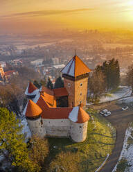 Luftaufnahme der Burg Dubovac bei Sonnenaufgang, Karlovac, Kroatien. - AAEF11410