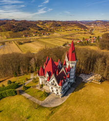 Luftaufnahme der Burg Empirej in Jurjevec, Kroatien. - AAEF11412