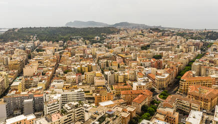 Luftaufnahme einer städtischen Umgebung in der Stadt Cagliari auf Sardinien, Italien. - AAEF11435