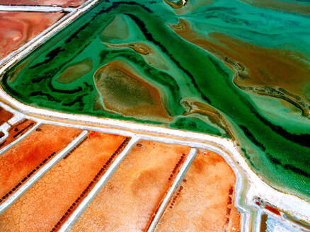 Luftaufnahme über ein interessantes Texturmuster, das von Salinen erzeugt wird, Brasilien. - AAEF11442