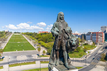 Lissabon, Portugal - 22. März 2020: Luftaufnahme des Marqu√™s de Pombal-Platzes und der umliegenden Gebäude während des Covid 19, leere Straßen. - AAEF11449