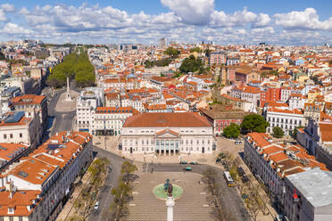 Luftaufnahme des Rossio-Platzes und des Nationaltheaters D. Maria II, leere Straßen während des 19. Novembers in der Innenstadt von Lissabon, Portugal - AAEF11450