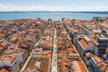 Luftaufnahme des Stadtzentrums von Lissabon, leere Straßen während des 19. Mai in Lissabon, Portugal - AAEF11451