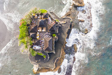 Luftaufnahme von Gläubigen im Tanah-Lot-Tempel auf Bali, Indonesien. - AAEF11453