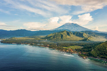 Luftaufnahme des Vulkans Agun und der Küste in Bali, Indonesien. - AAEF11456